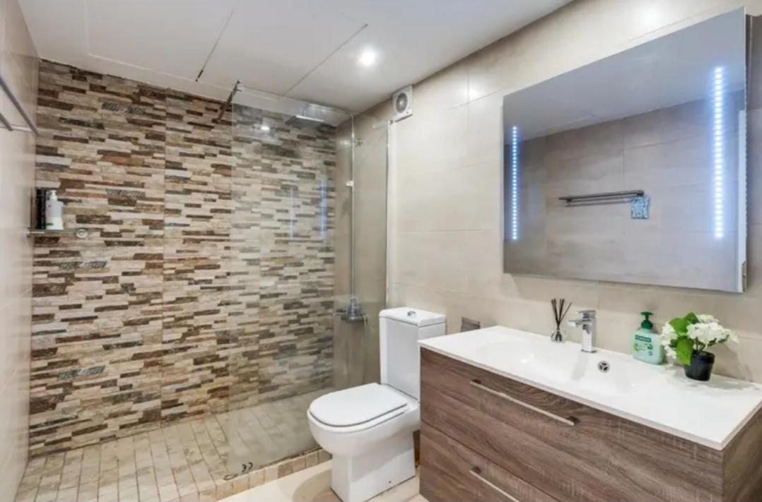 Bedroom, With A Share Bathroom In A Bed And Breakfast Place مالقة المظهر الخارجي الصورة